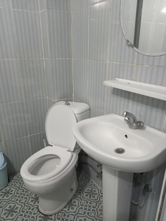 Banyo lavabosu ve banyo alanı
